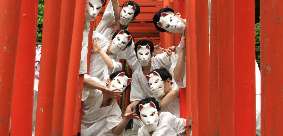 路上パフォーマンスで結成20周年記念公演をＰＲ　ダンスカンパニー「ＤＡＺＺＬＥ」