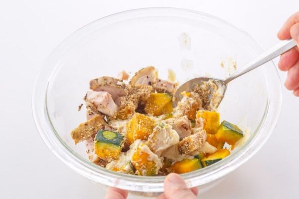 かぼちゃとチキンの胡麻和えサラダ