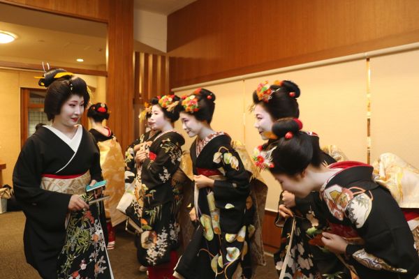 「祇園甲部の始業式」①.jpg