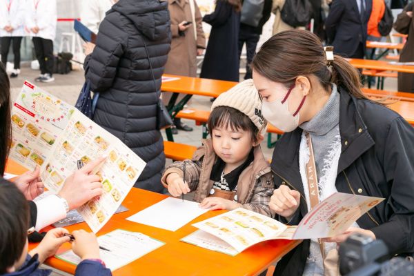 マヨ　子供と.jpg