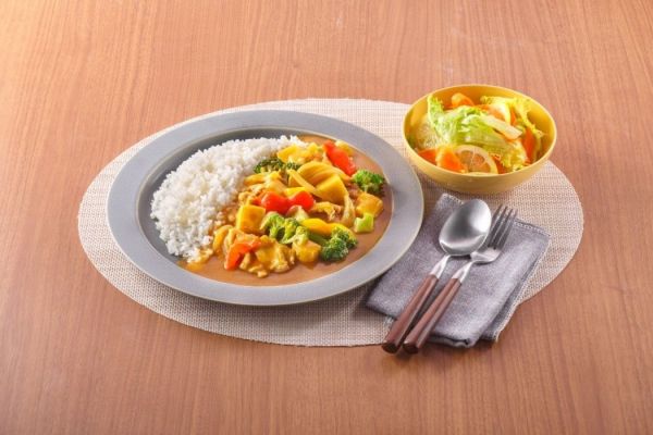 豚肉とたまねぎのカレー とレタスの浅漬けサラダ