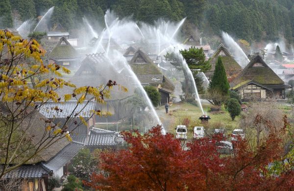 「京都・美山のかやぶきの里で放水訓練・永田」②.jpg