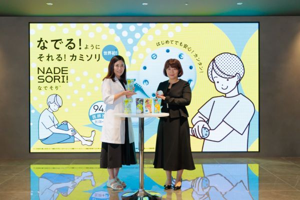 貝印「なでそり」登壇2ショット.jpg