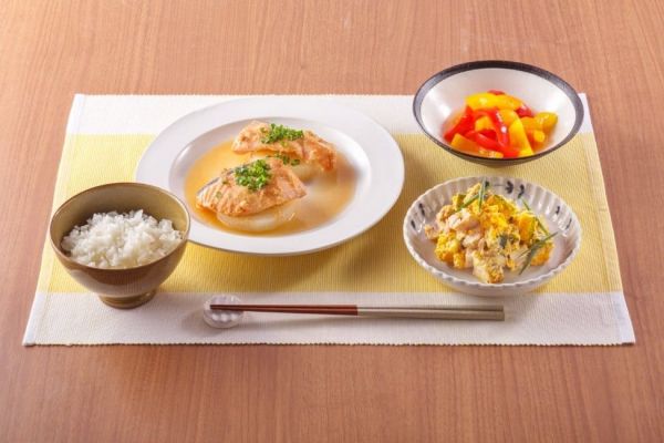 生鮭とたまねぎの味噌煮込み蒸し、かぼちゃとチキンの胡麻和えサラダ、パプリカの甘酢