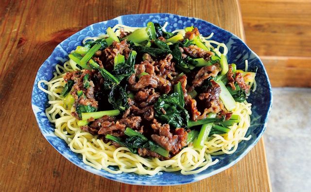 焼肉のたれ＋オイスターソースで牛肉と小松菜の中華焼きそば《めしうまナイト》