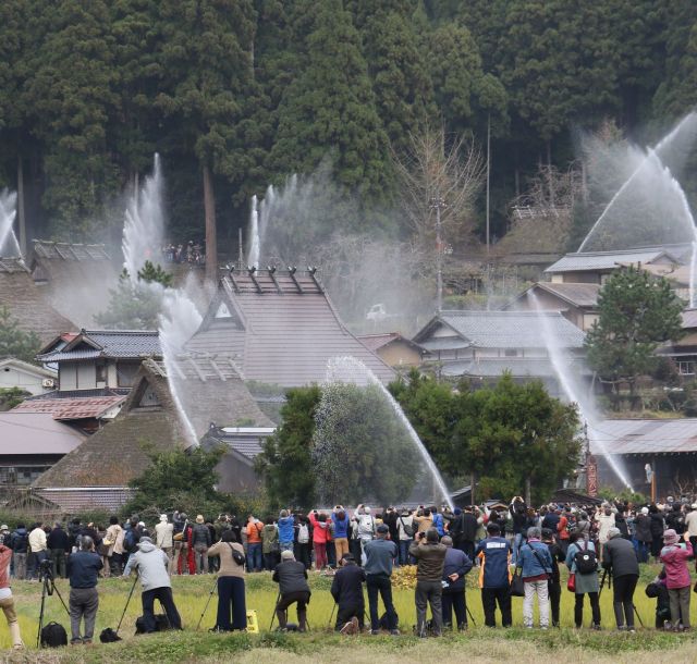《京都》美山町のかやぶきの集落で放水訓練 日本の原風景を火事から守ろう！