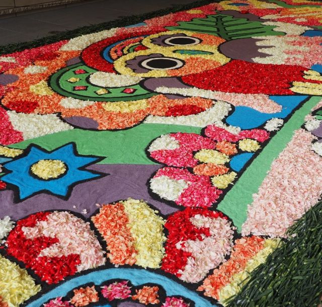 イタリア　フィレンツェ花祭り テーマは「80年代の伝説」イタリアの花祭りの山車にあの日本の