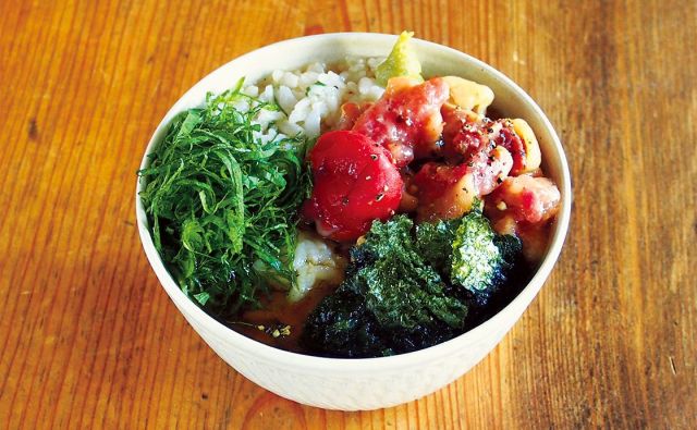 冷たい麦茶でつくる 冷やし焼き鳥梅茶漬け《めしうまナイト》