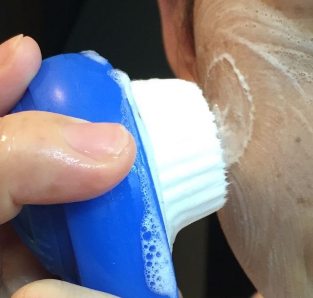 お肌の汚れを洗い落とし明るい表情に、「水素が出る洗顔ブラシ」