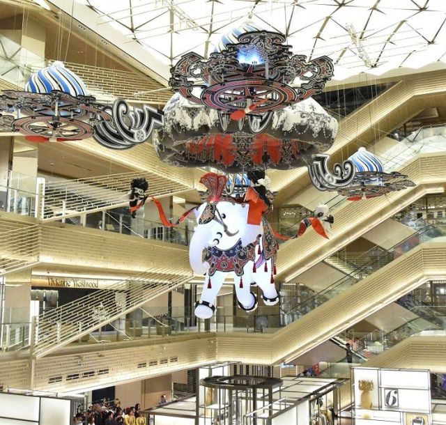 《銀座》GINZA SIXがクリスマスアートで華やかに　巨大な光るゾウが吹き抜けに出現　「GIFT」をテーマに展示スタート　