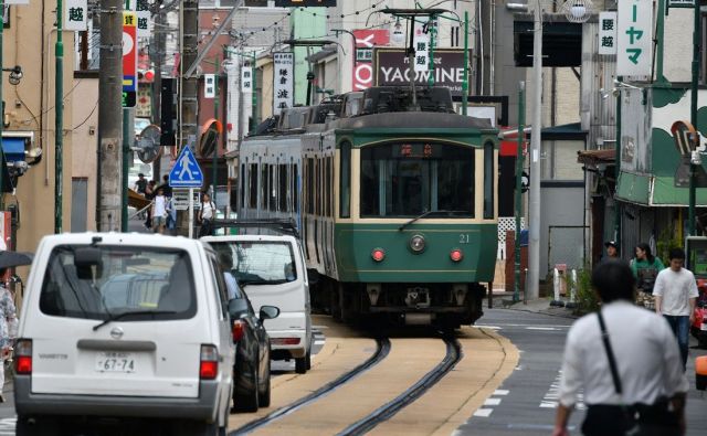 街並みに溶け込んだ江ノ電を写す「圧縮効果」《ファインダーをのぞいて カメラ女子の撮影日記》⑪