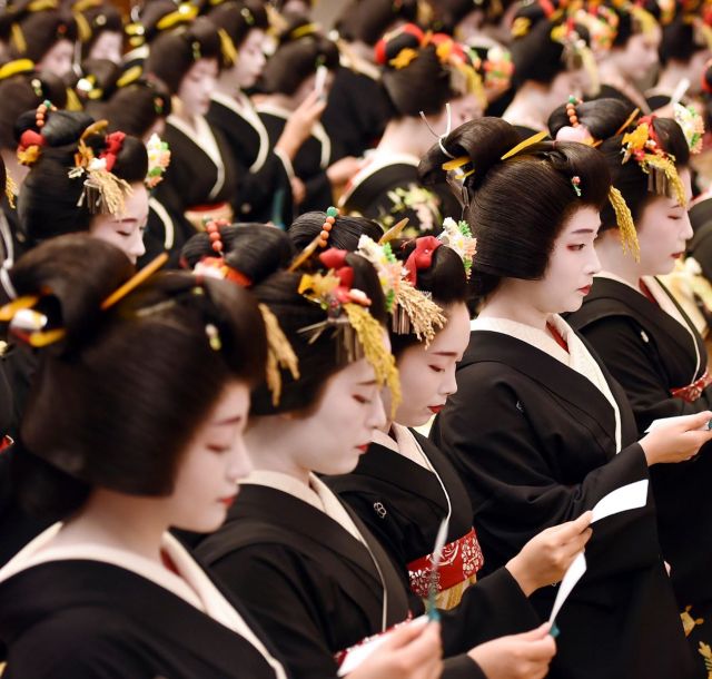 《京都》花街で仕事始めの「始業式」 芸舞妓らが黒紋付きで