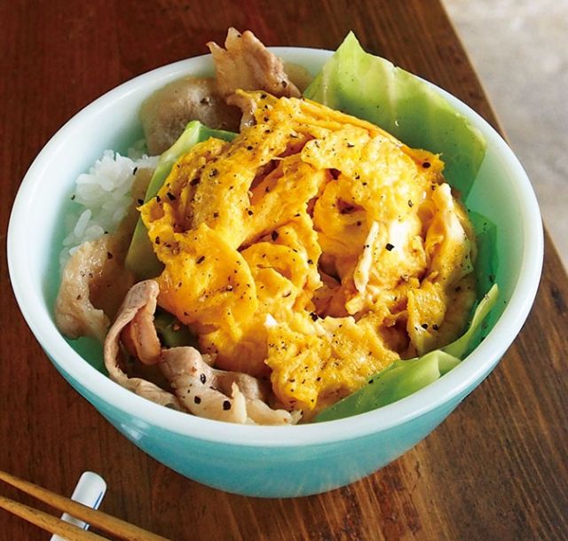 《めしうまナイト》お肉モリモリ キャベたま丼