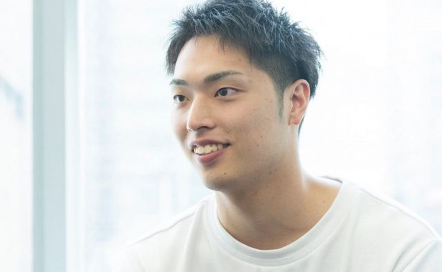 シーホース三河 岡田侑大《浅利陽介とコートの外で。》②WEB