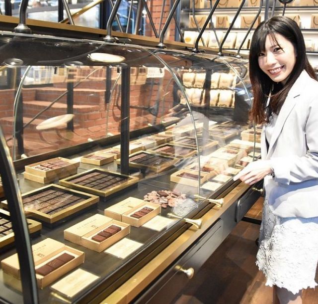 《粋な日本橋の意気なガイド》⑪巨匠の哲学を感じる「ル・ショコラ・アラン・デュカス 東京工房」　工程を見て、つくりたてを味わう　　