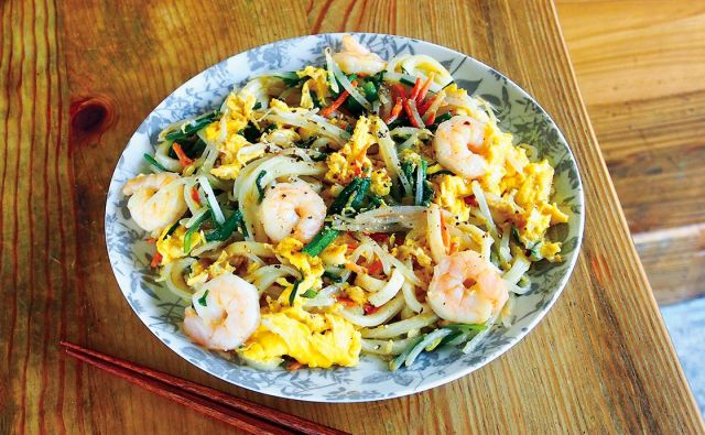 ピーナッツバターが隠し味！エビたま焼きうどん《めしうまナイト》