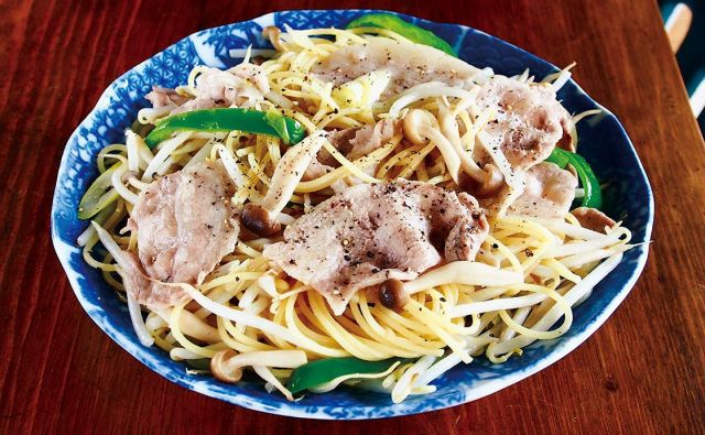 肉も野菜もたっぷりと　塩焼きそば風スパゲティ《めしうまナイト》